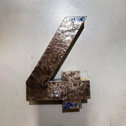Große Buchstaben und Zahlen aus wiederverwertetem Metall