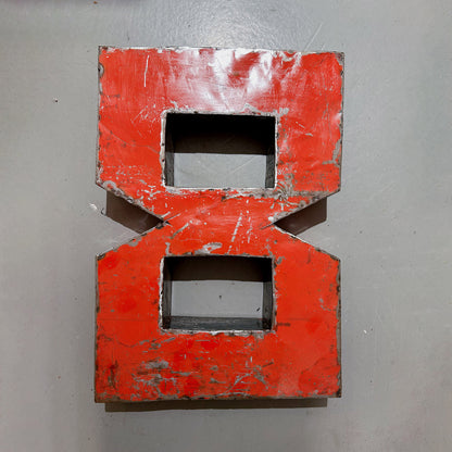 Große Buchstaben und Zahlen aus wiederverwertetem Metall