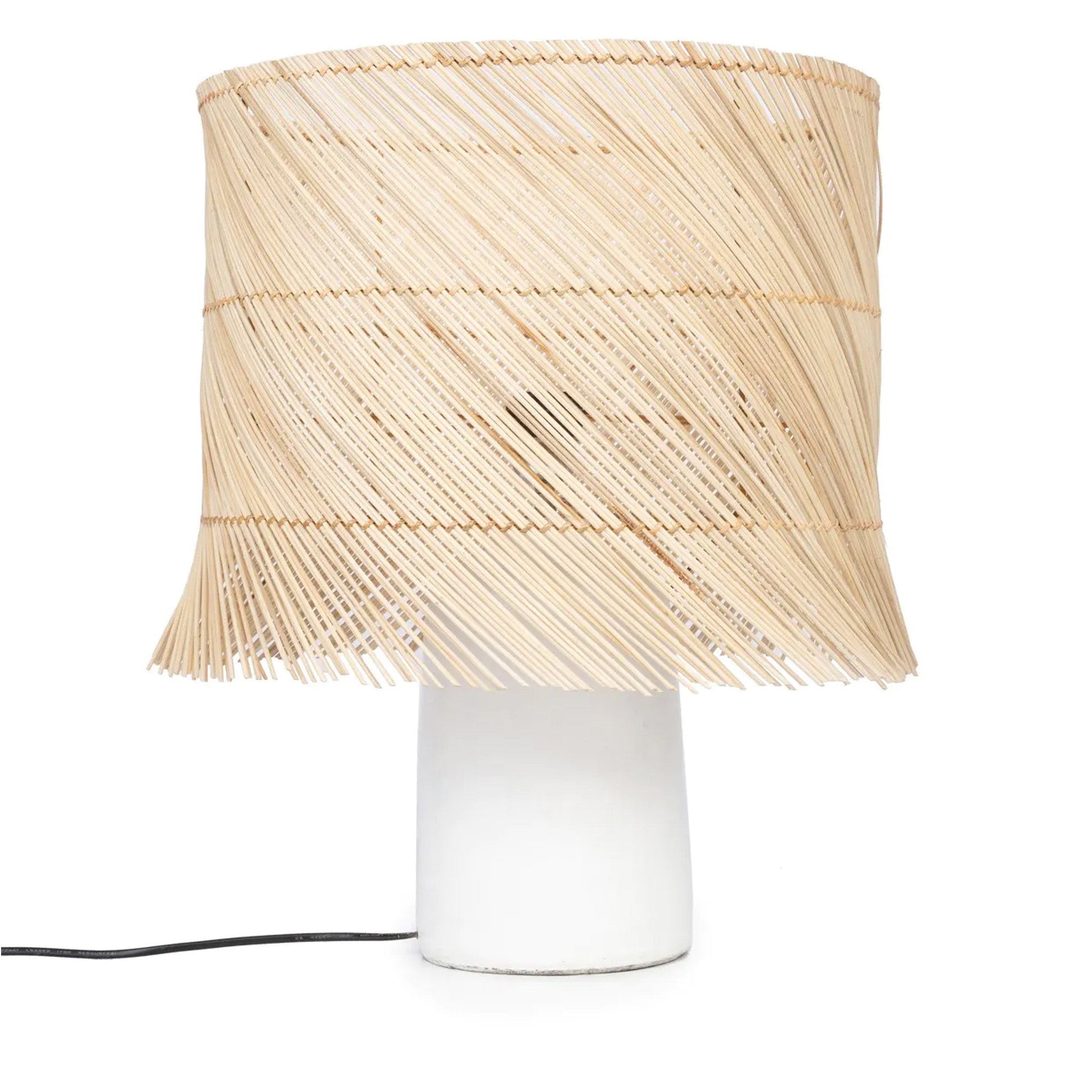 Tischlampe mit weißem Sockel und Lampenschirm aus Rattan - Vandeley