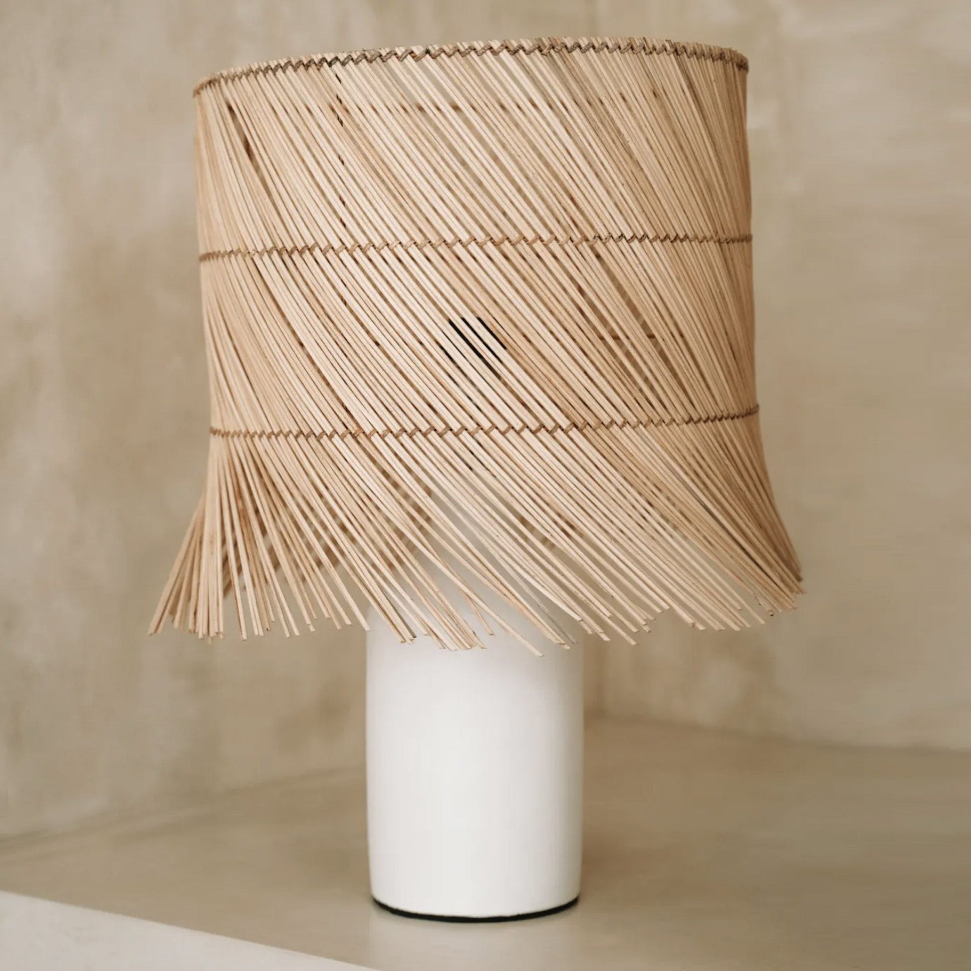 Tischlampe mit weißem Sockel und Lampenschirm aus Rattan - Vandeley